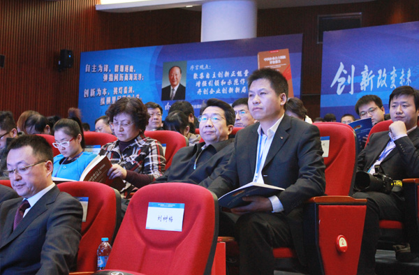安邦集團(tuán)董事長當(dāng)選“2013中國企業(yè)自主創(chuàng)新十大人物”(圖3)